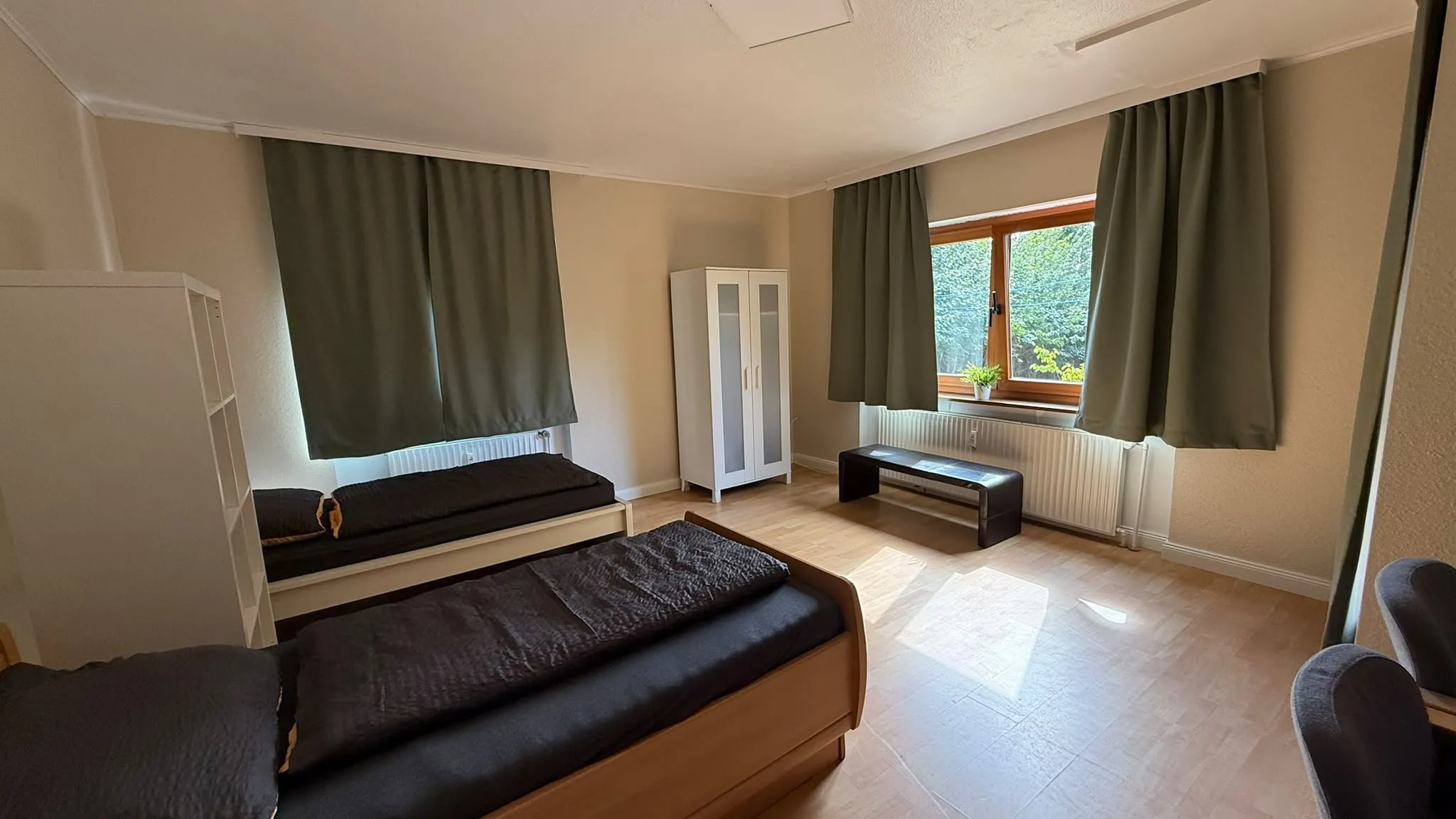 Zweibettzimmer im Gelben Gästehaus mit Arbeitsplatz und Fenster