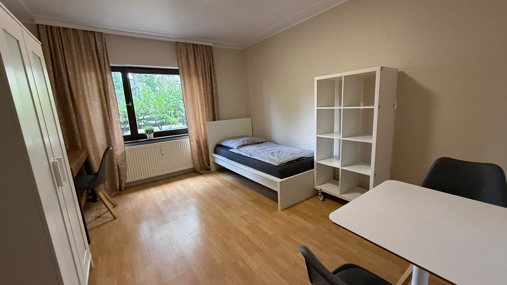 Helles Zimmer mit Arbeitsplatz und Blick ins Grüne