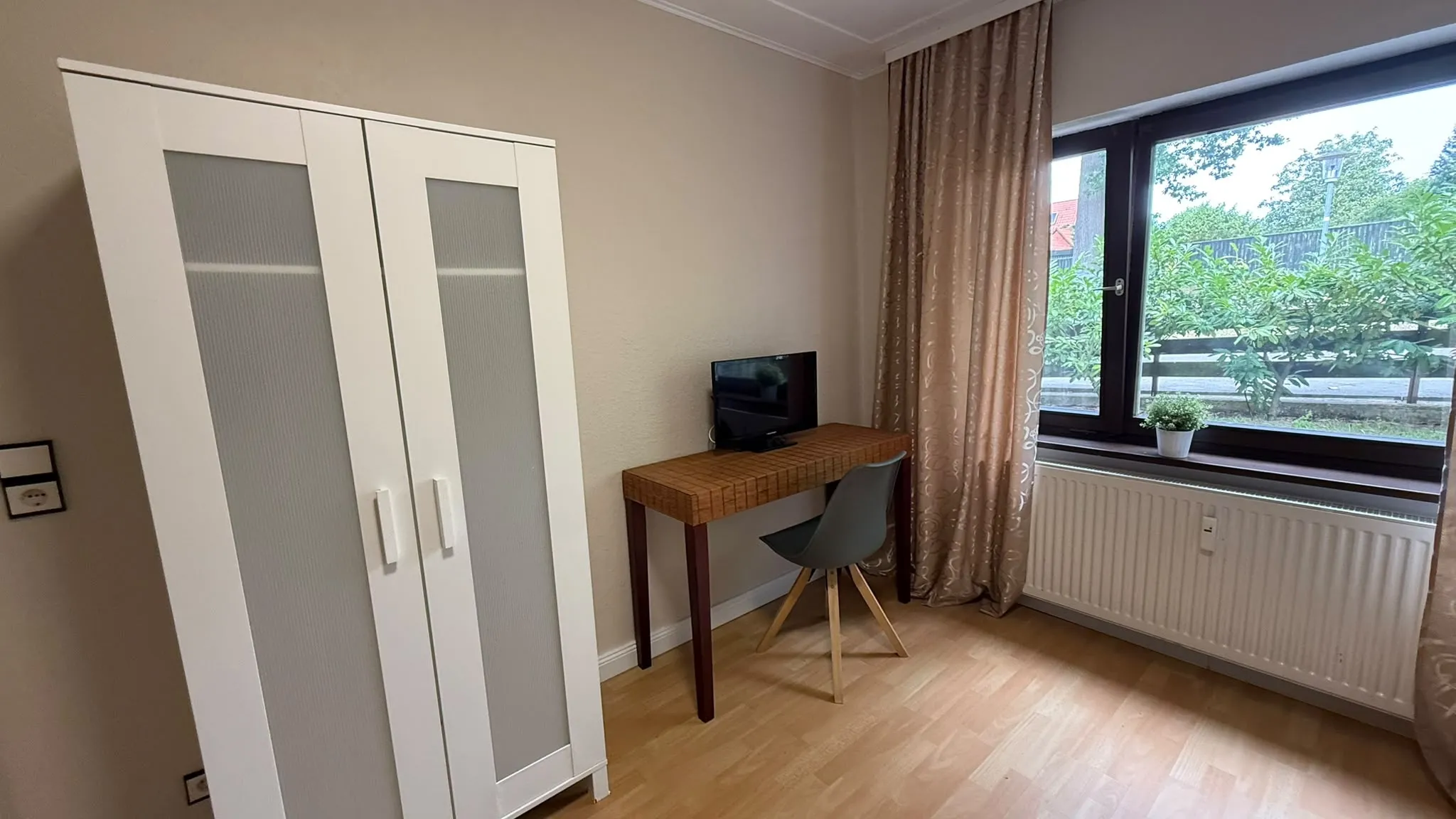 Schreibtisch mit Fernseher am Fenster im Gästezimmer